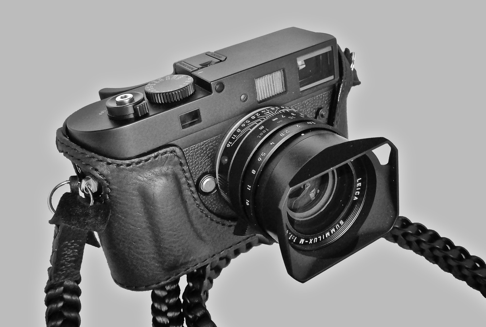   The front view of my Monochrom with Arte di Mano case, Thumbs Up grip and Barton Braided strap. Stealth on a stick (photo Leica C)  